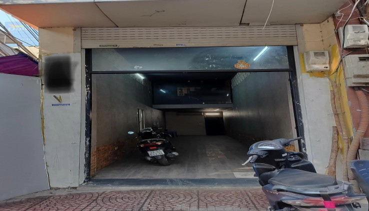 Cho thuê nhà Mp Đê La Thành- Đống Đa DT 45 m2 - 3,5 tầng-Mt 3m- Giá 22 Triệu (ctl)